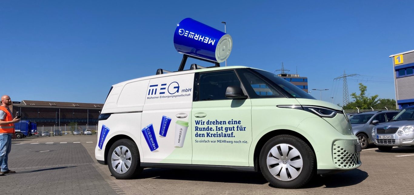 Volkswagen ID. Buzz mit MEHRWEG-XXL-Becher ais GFK